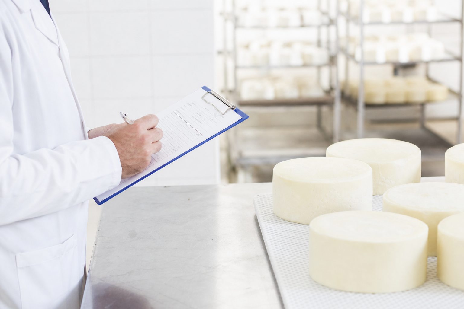 Una donna al lavoro dietro il banco di un locale che prepara alimenti